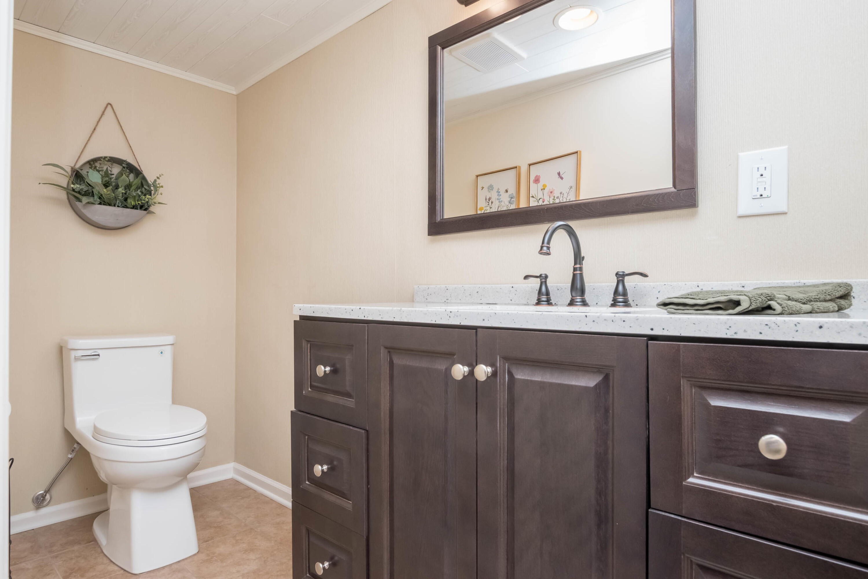 Rochester Hills, Michigan 48309, United States, 2 Bedrooms Bedrooms, ,3 BathroomsBathrooms,Residential,Pending,132411