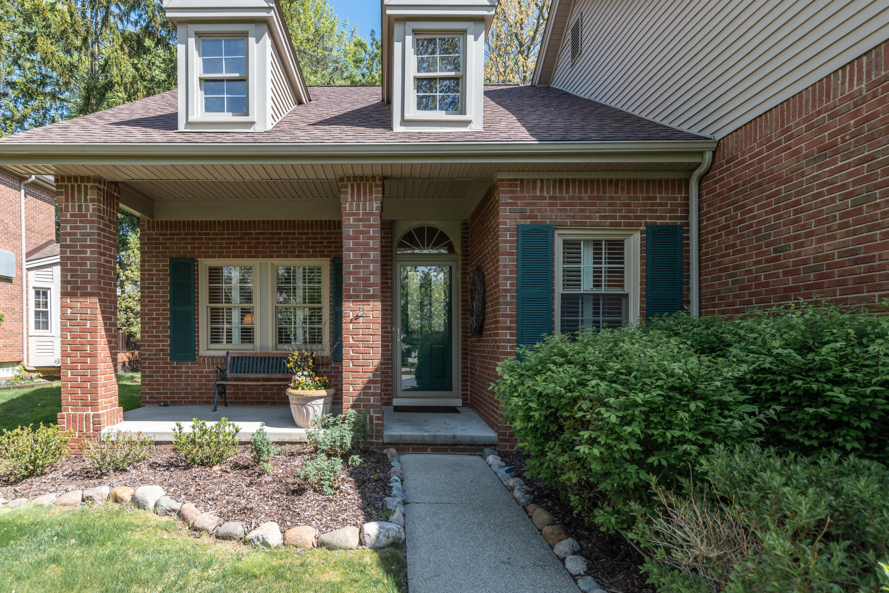 Rochester Hills, Michigan 48309, United States, 2 Bedrooms Bedrooms, ,3 BathroomsBathrooms,Residential,Pending,132411