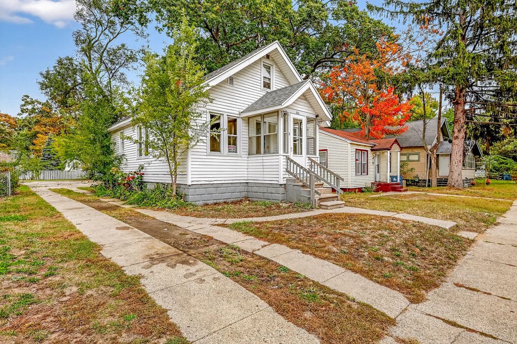 Photo of 224 E Lincoln Avenue, Muskegon, MI 49444 (MLS # 25052715)