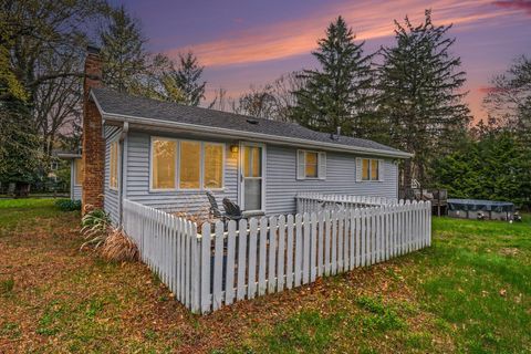 Photo of 13830 Red Arrow Highway, Three Oaks, MI 49128 (MLS # 26017093)