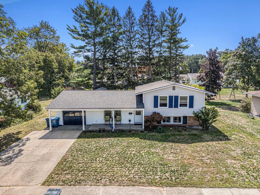 Photo of 428 Ohio Avenue, Grand Haven, MI 49417 (MLS # 25048326)