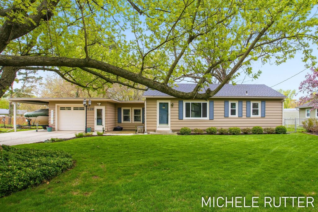 Photo of 526 Pinecrest Street, Holland, MI 49424 (MLS # 26018562)