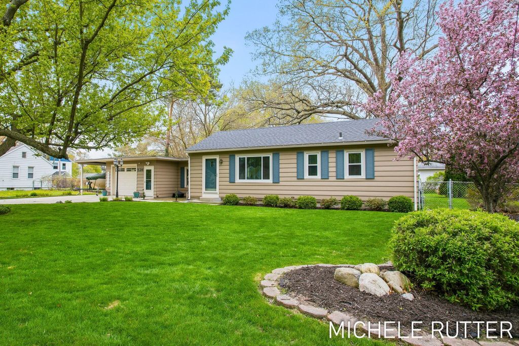 Photo of 526 Pinecrest Street, Holland, MI 49424 (MLS # 26018562)