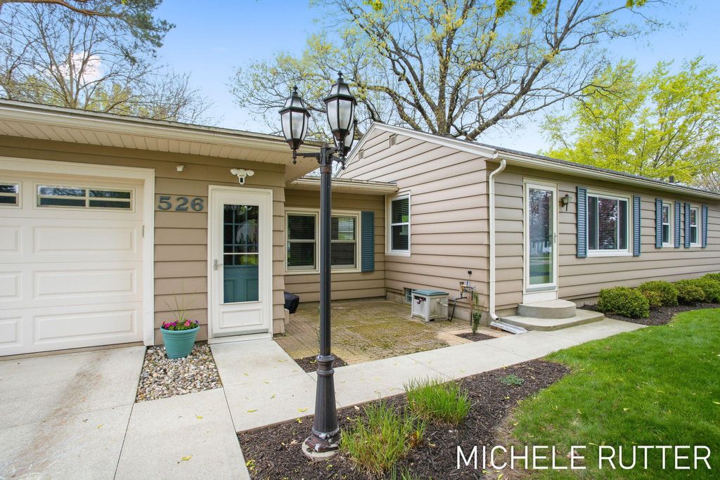 Photo of 526 Pinecrest Street, Holland, MI 49424 (MLS # 26018562)
