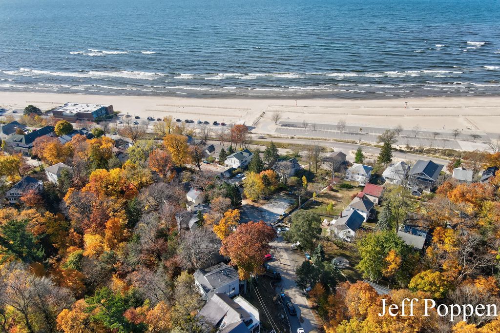 Photo of 22 Edwards Avenue, Grand Haven, MI 49417 (MLS # 24046132)