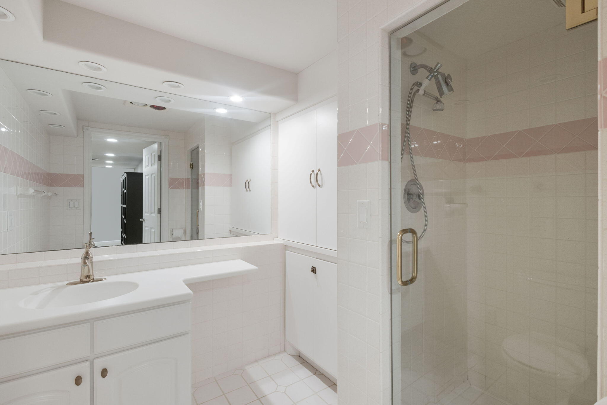 Edwardsburg, Michigan 49112, United States, 3 Bedrooms Bedrooms, ,4 BathroomsBathrooms,Residential,Active,94742