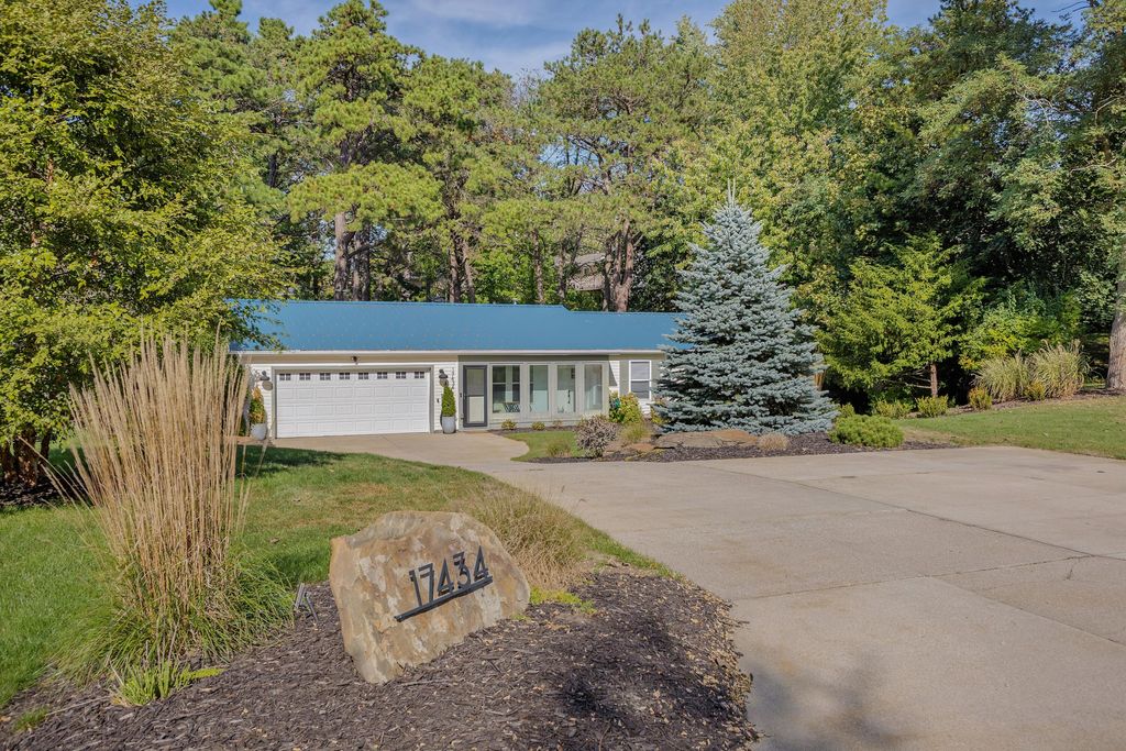 Photo of 17434 Hiawatha Drive, Spring Lake, MI 49456 (MLS # 25051509)