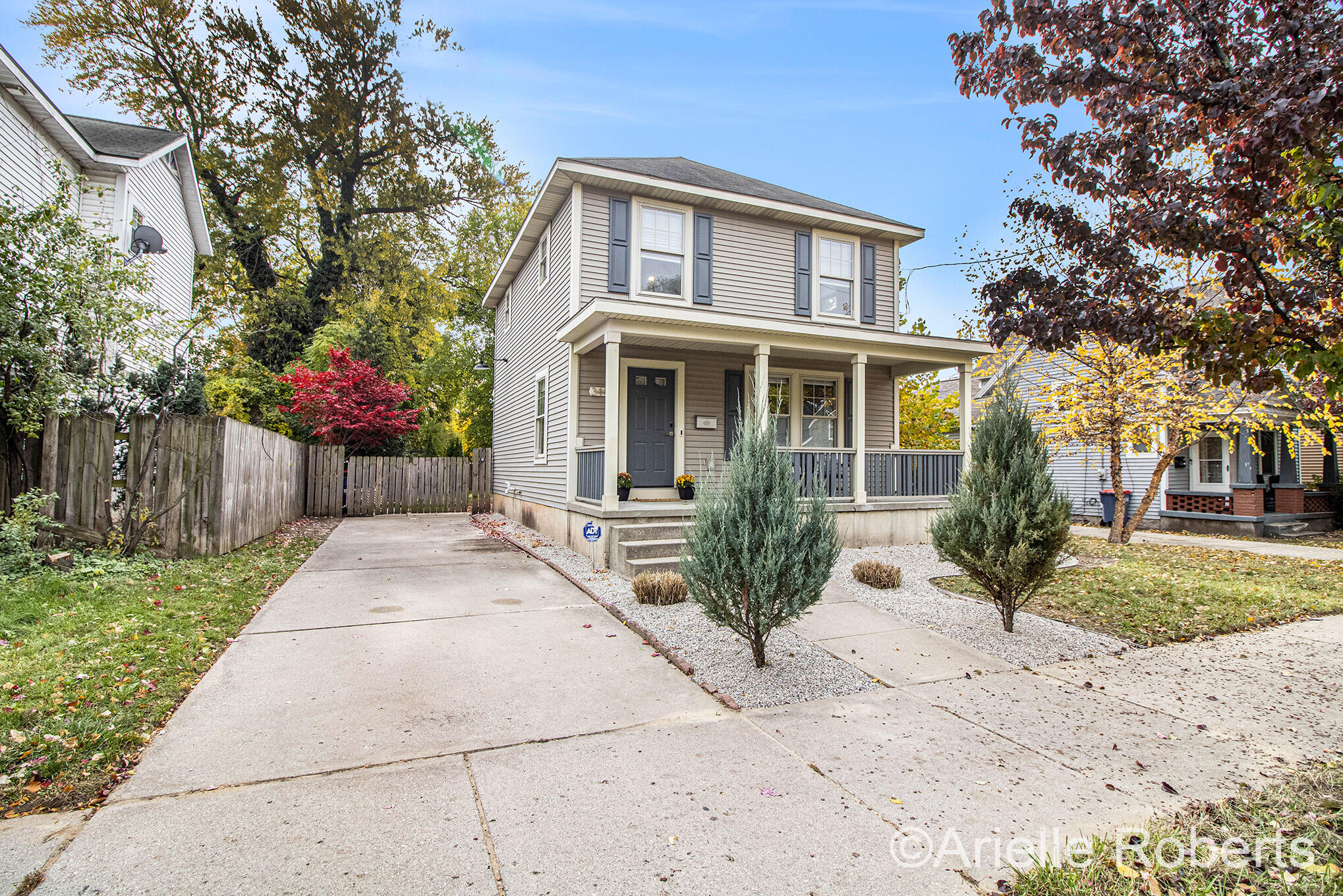 Grand Rapids, Michigan 49507, United States, 3 Bedrooms Bedrooms, ,2 BathroomsBathrooms,Residential,Active,242951