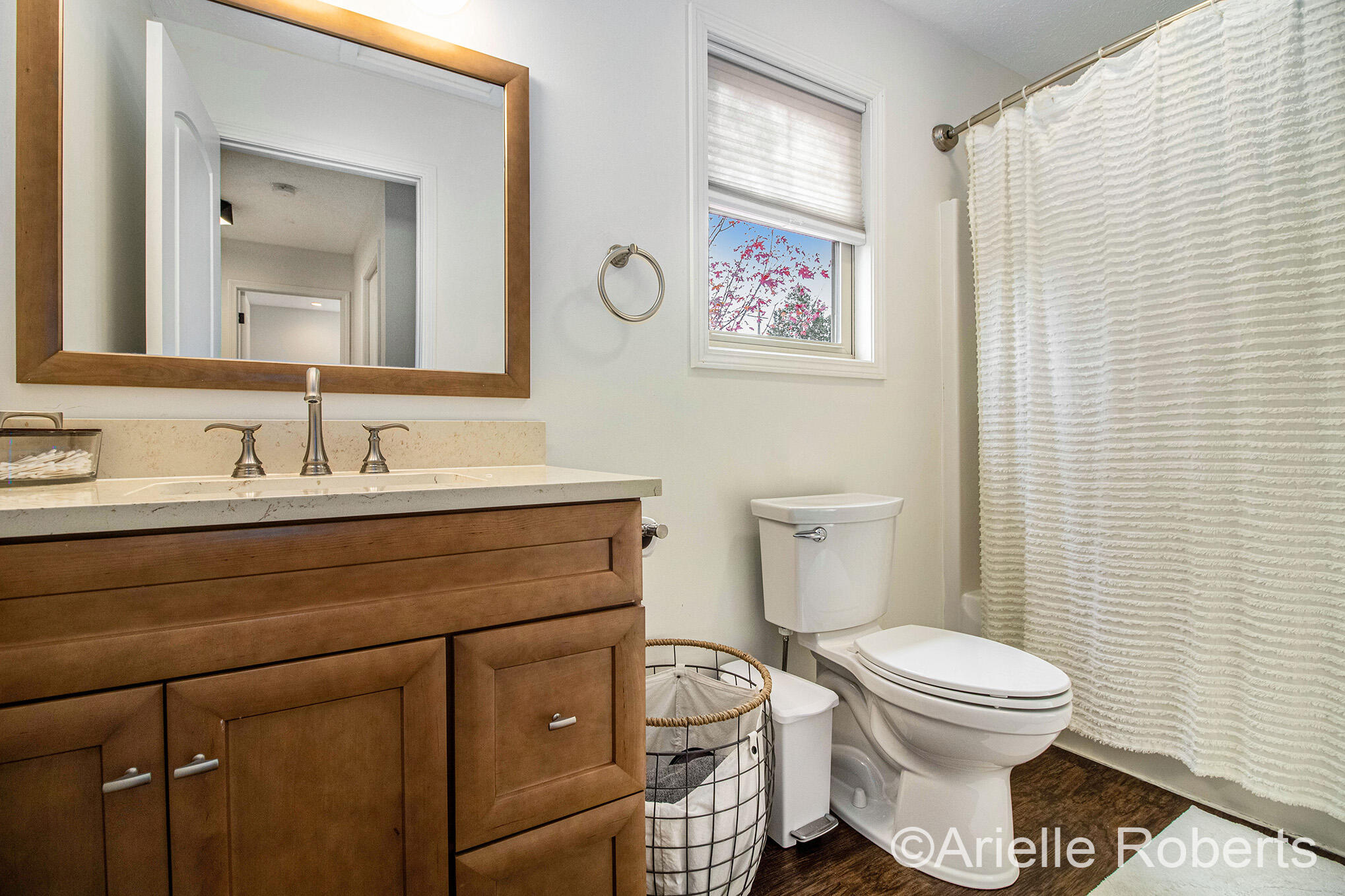 Grand Rapids, Michigan 49507, United States, 3 Bedrooms Bedrooms, ,2 BathroomsBathrooms,Residential,Active,242951