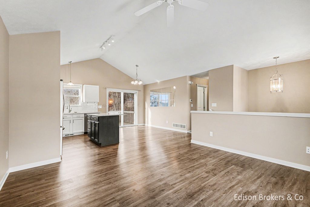 Photo of 1005 Houseman Avenue NE, Grand Rapids, MI 49503 (MLS # 26005819)