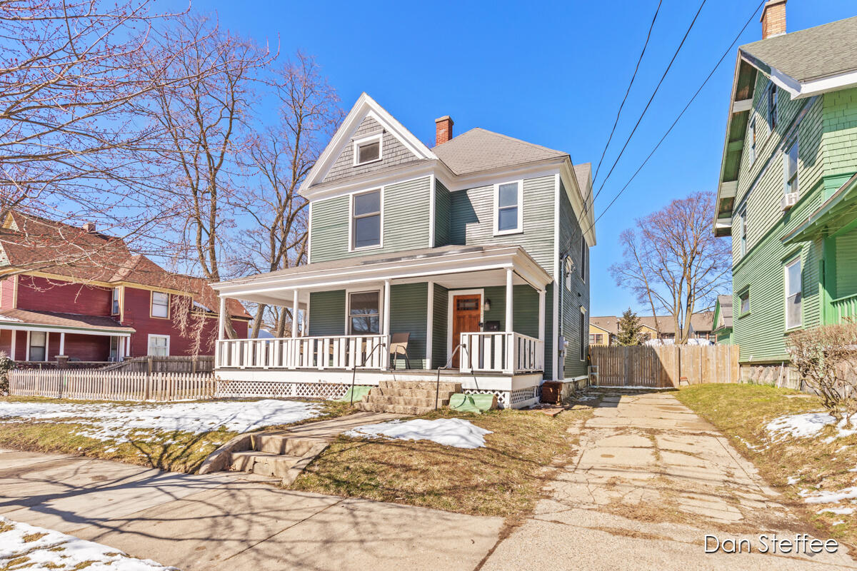 Photo 1 of 43 of 905 Fairmount Street SE house