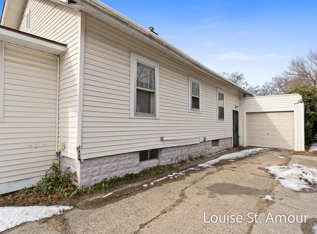 Photo of 436 Catawba Avenue, Muskegon, MI 49442 (MLS # 25062642)