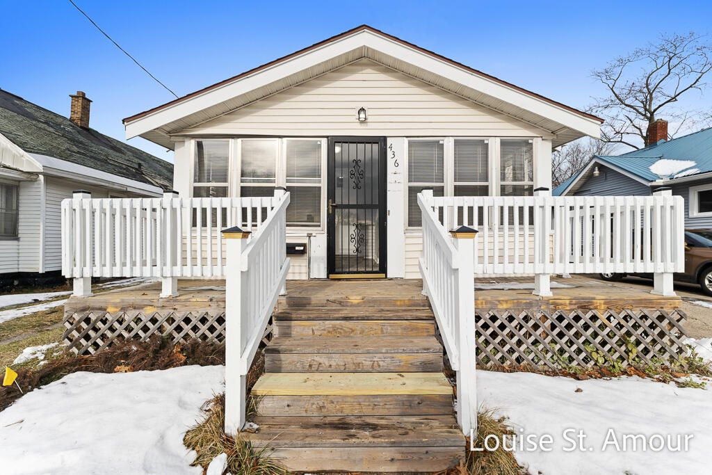 Photo of 436 Catawba Avenue, Muskegon, MI 49442 (MLS # 25062642)