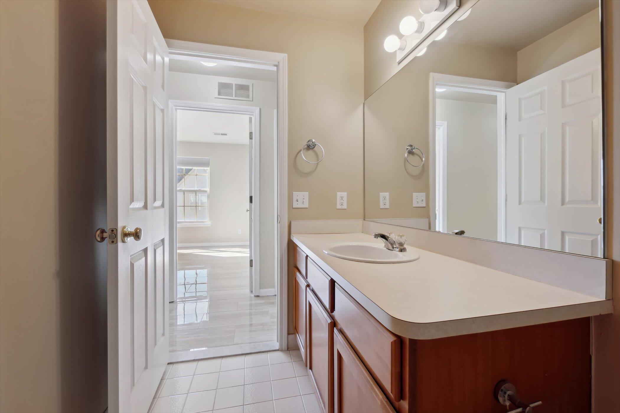 Ann Arbor, Michigan 48108, United States, 2 Bedrooms Bedrooms, ,2 BathroomsBathrooms,Residential,Pending,91401