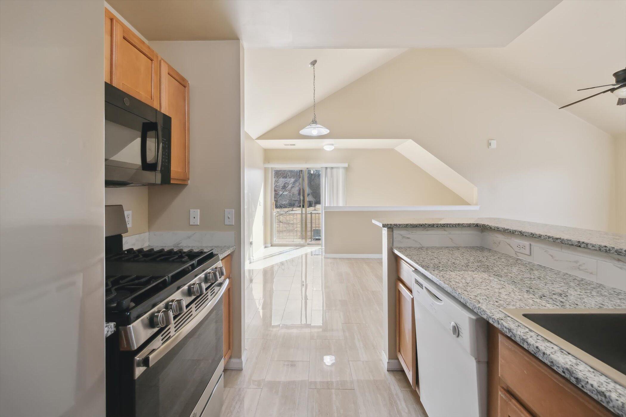 Ann Arbor, Michigan 48108, United States, 2 Bedrooms Bedrooms, ,2 BathroomsBathrooms,Residential,Pending,91401