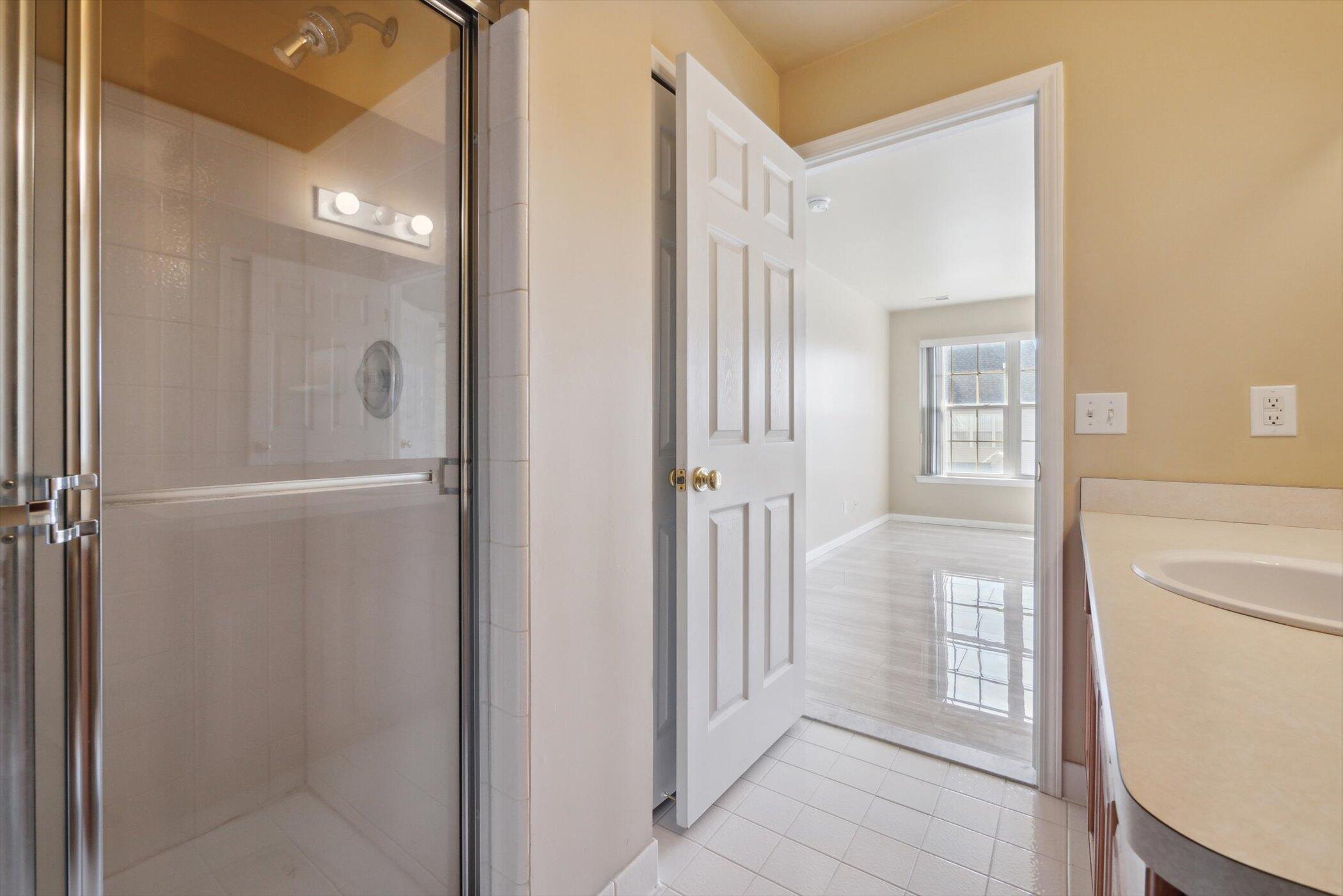 Ann Arbor, Michigan 48108, United States, 2 Bedrooms Bedrooms, ,2 BathroomsBathrooms,Residential,Pending,91401