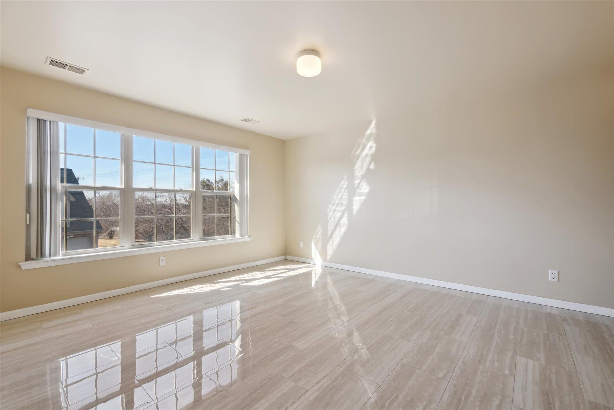 Ann Arbor, Michigan 48108, United States, 2 Bedrooms Bedrooms, ,2 BathroomsBathrooms,Residential,Pending,91401