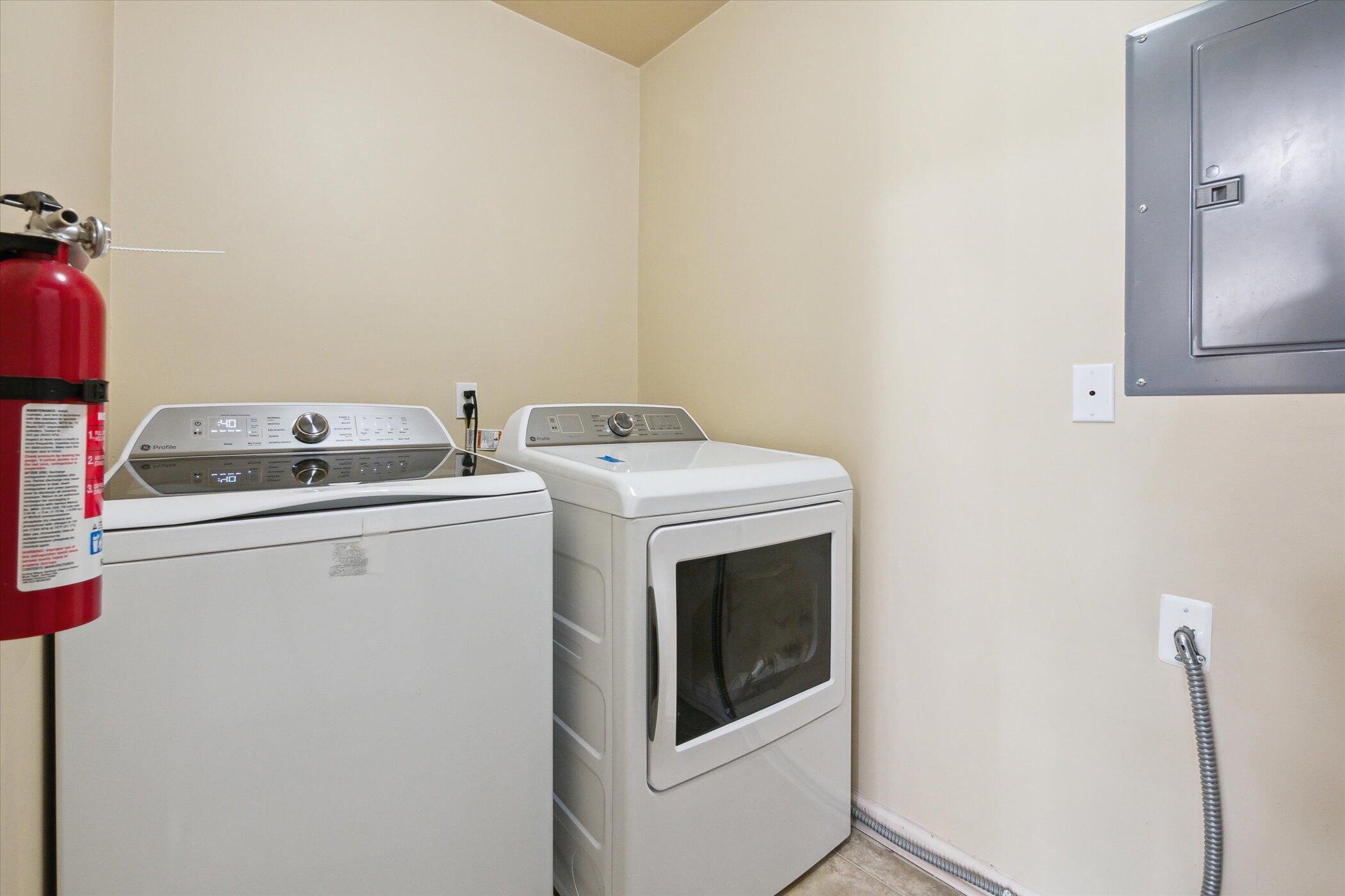 Ann Arbor, Michigan 48108, United States, 2 Bedrooms Bedrooms, ,2 BathroomsBathrooms,Residential,Pending,91401