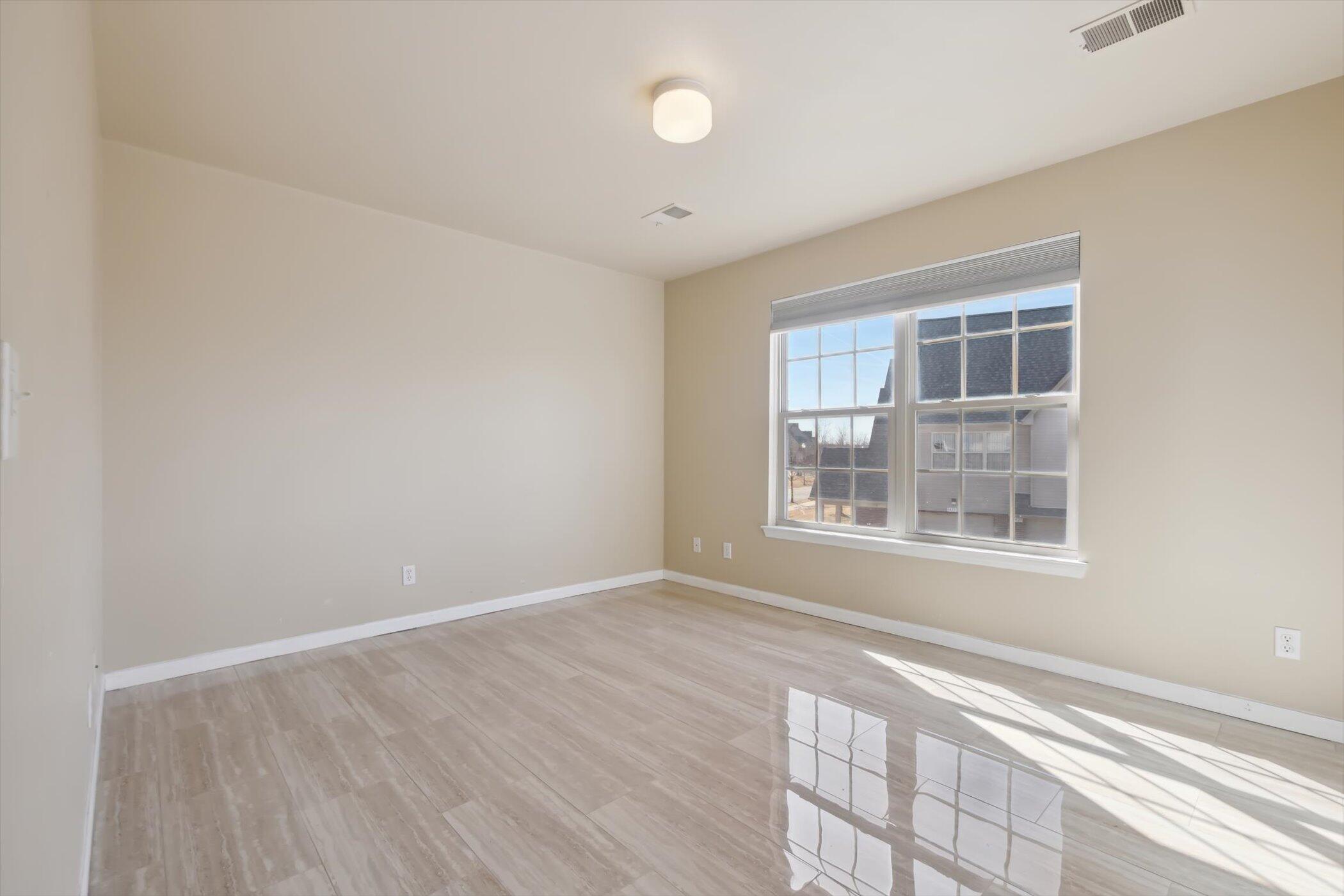 Ann Arbor, Michigan 48108, United States, 2 Bedrooms Bedrooms, ,2 BathroomsBathrooms,Residential,Pending,91401