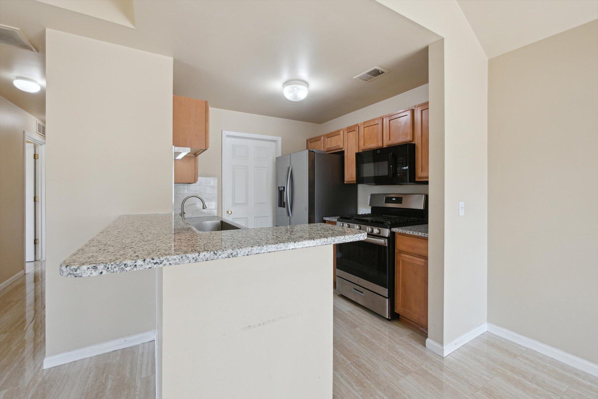 Ann Arbor, Michigan 48108, United States, 2 Bedrooms Bedrooms, ,2 BathroomsBathrooms,Residential,Pending,91401