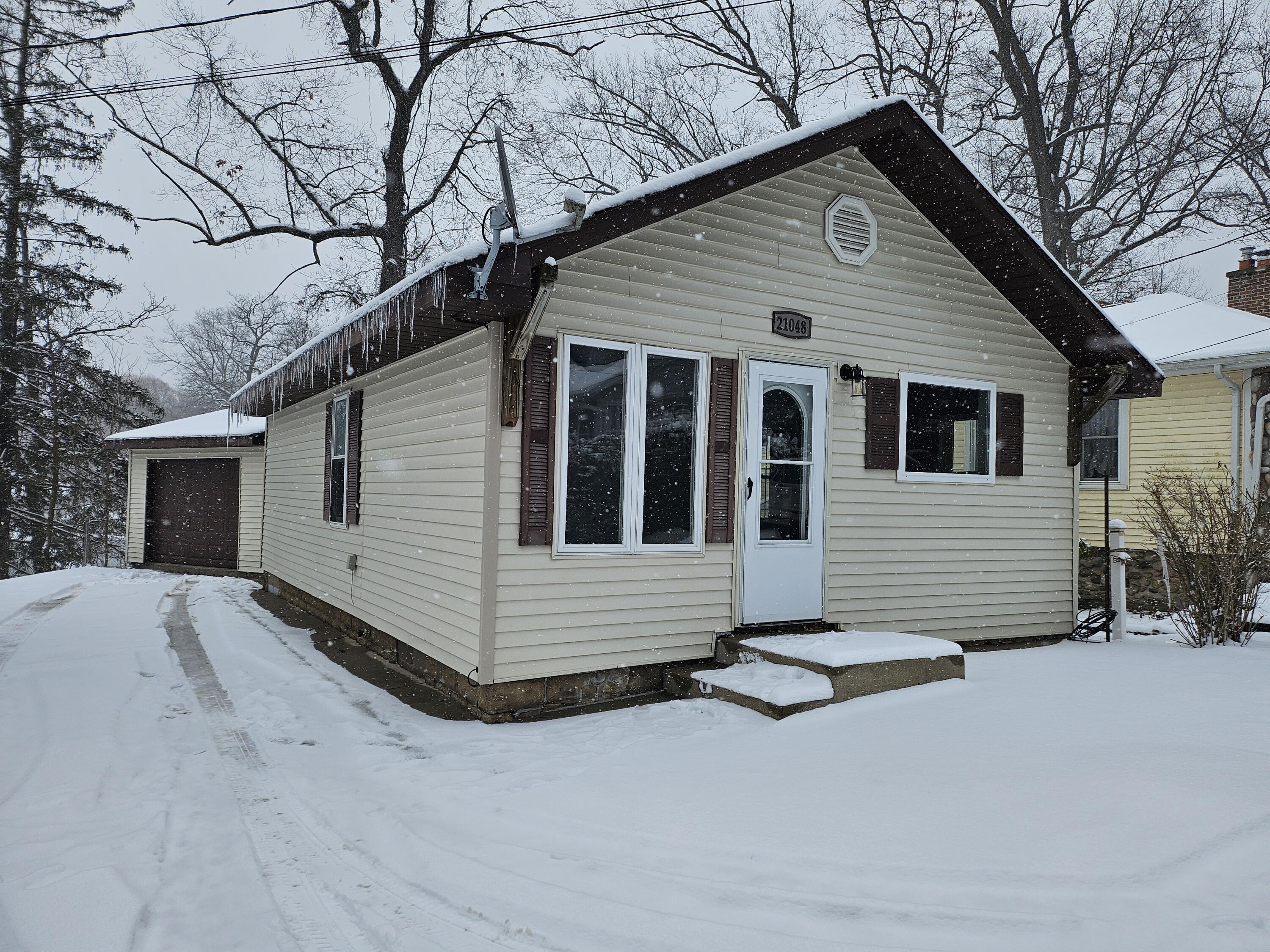 Battle Creek, Michigan 49017, United States, 2 Bedrooms Bedrooms, ,2 BathroomsBathrooms,Residential,Pending,79535