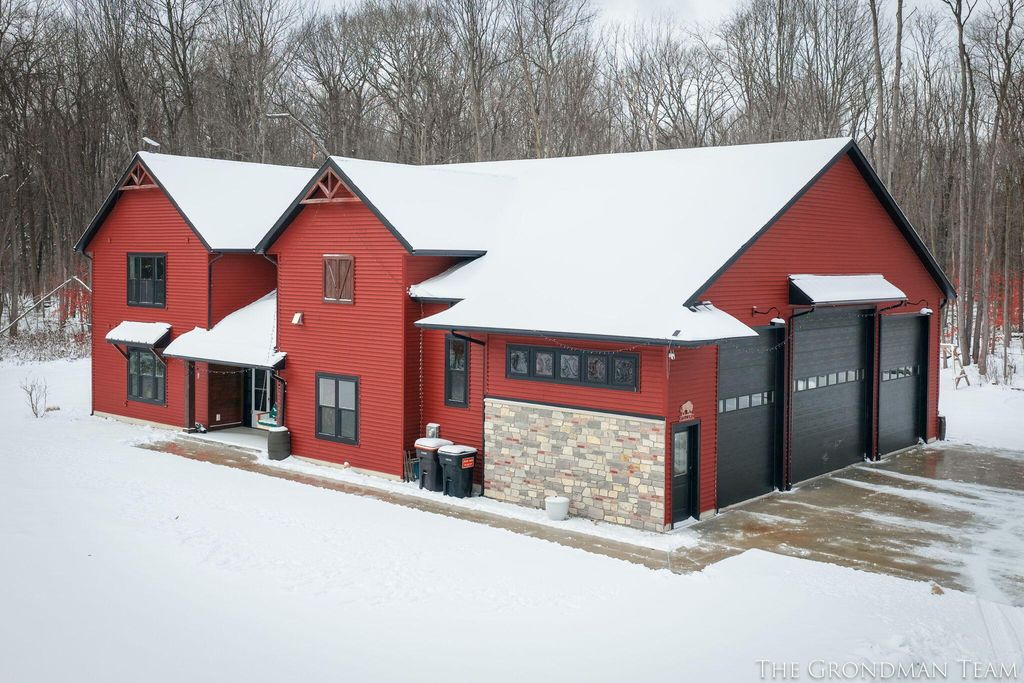 Photo of 10711 Stump Street, Grand Haven, MI 49417 (MLS # 26000060)