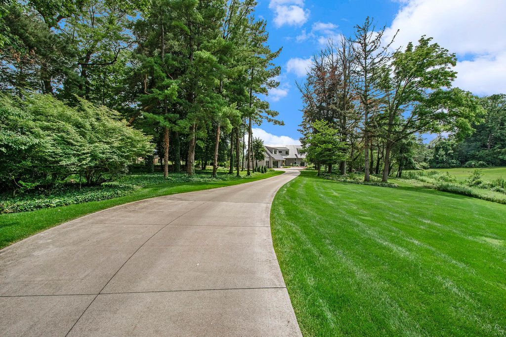 Photo of 1950 Robinson Road SE, East Grand Rapids, MI 49506 (MLS # 25022235)