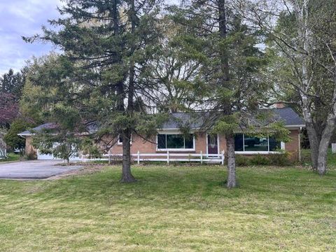 Photo of 1056 E Parkdale Avenue, Manistee, MI 49660 (MLS # 26021542)