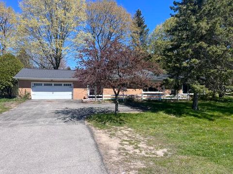 Photo of 1056 E Parkdale Avenue, Manistee, MI 49660 (MLS # 26021542)