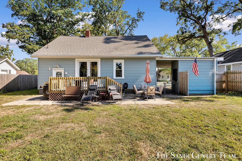 Photo of 1410 Mills Avenue, Muskegon, MI 49445 (MLS # 25045631)