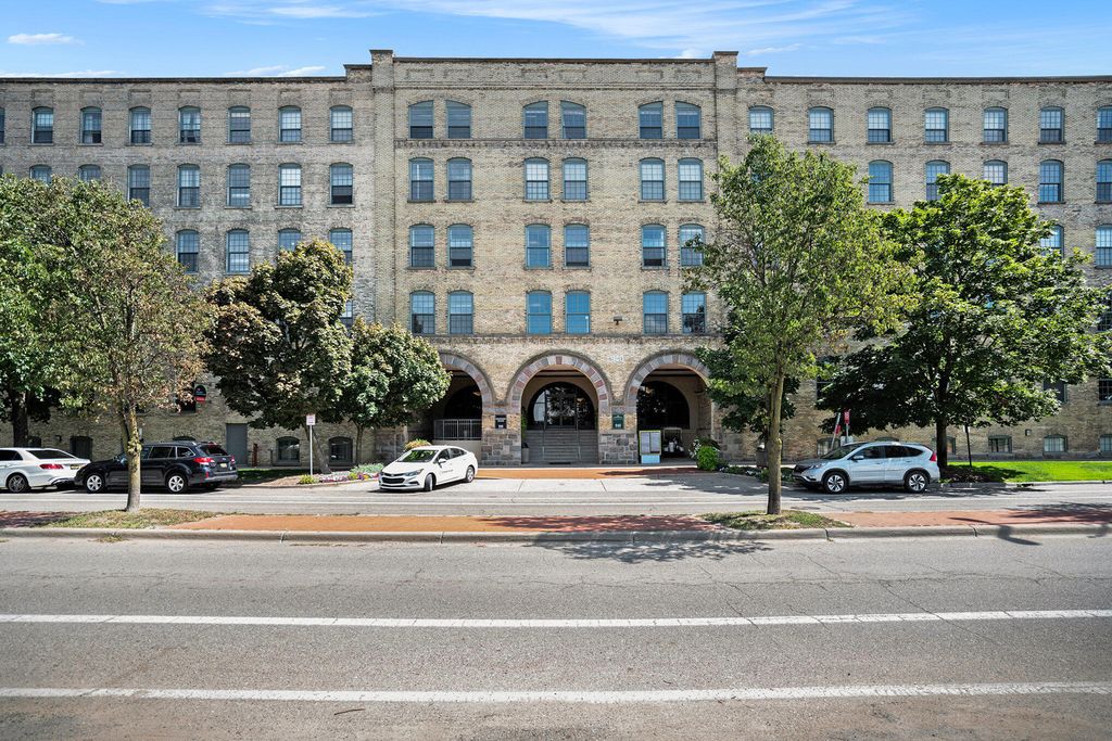 Photo of 940 Monroe Avenue NW #313, Grand Rapids, MI 49503 (MLS # 25045378)
