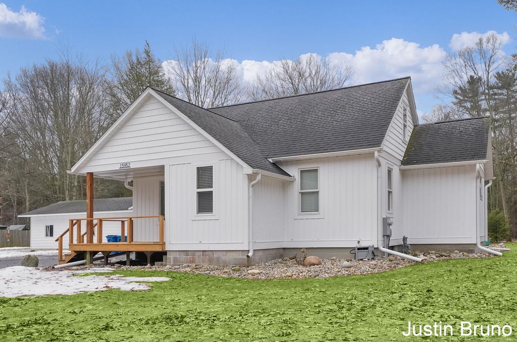 Photo of 15952 Groesbeck Street, Grand Haven, MI 49417 (MLS # 26011919)