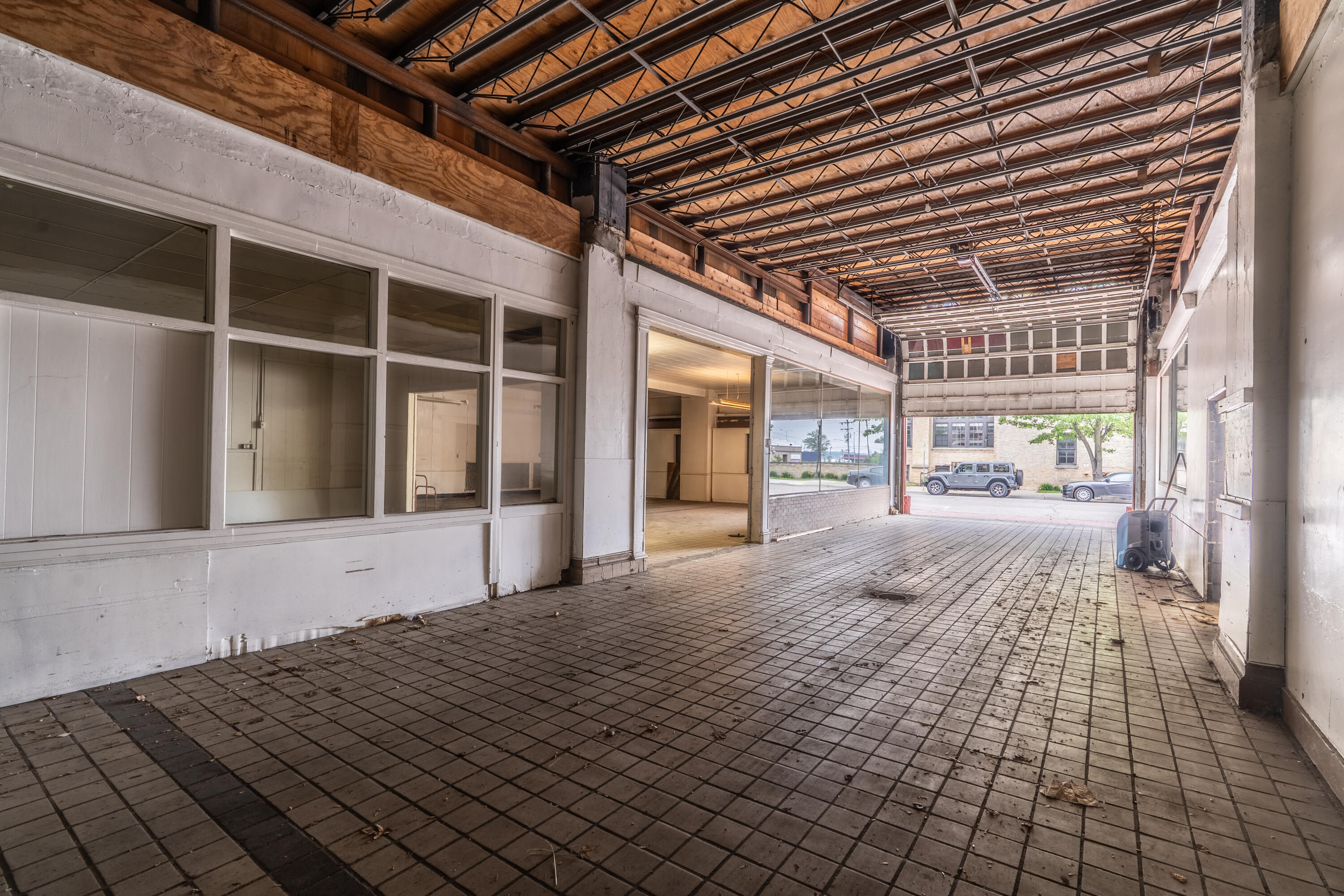 521 W Western Avenue