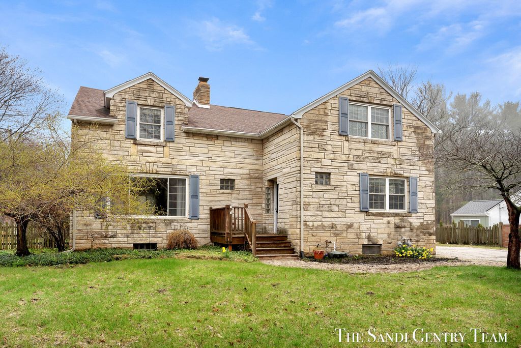 Photo of 15008 Lakeshore Drive, Grand Haven, MI 49417 (MLS # 26015363)