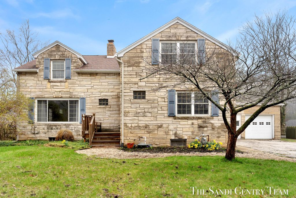 Photo of 15008 Lakeshore Drive, Grand Haven, MI 49417 (MLS # 26015363)