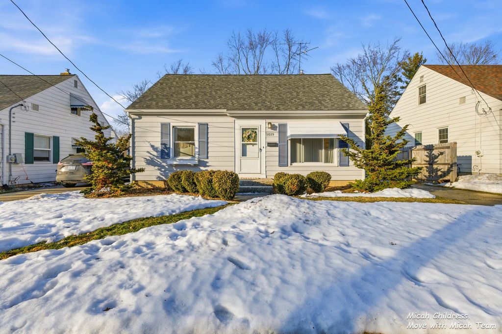 Photo of 1019 Drexel Drive NE, Grand Rapids, MI 49505 (MLS # 26005895)