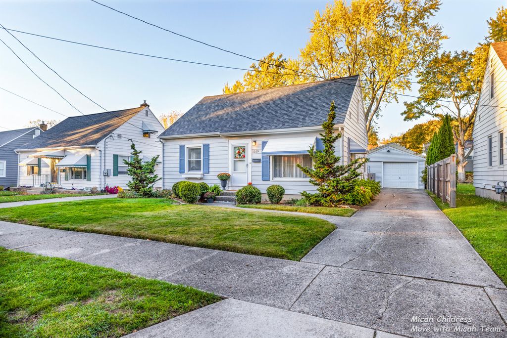 Photo of 1019 Drexel Drive NE, Grand Rapids, MI 49505 (MLS # 26005895)