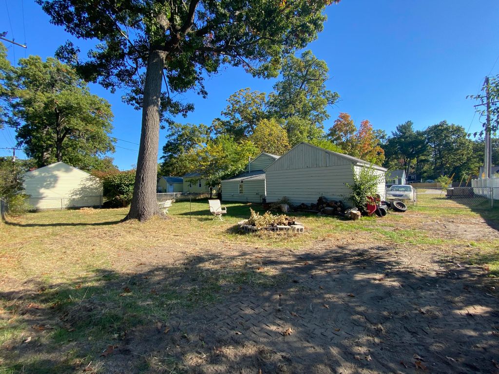 Photo of 947 Carlton Street, Muskegon, MI 49442 (MLS # 25052922)