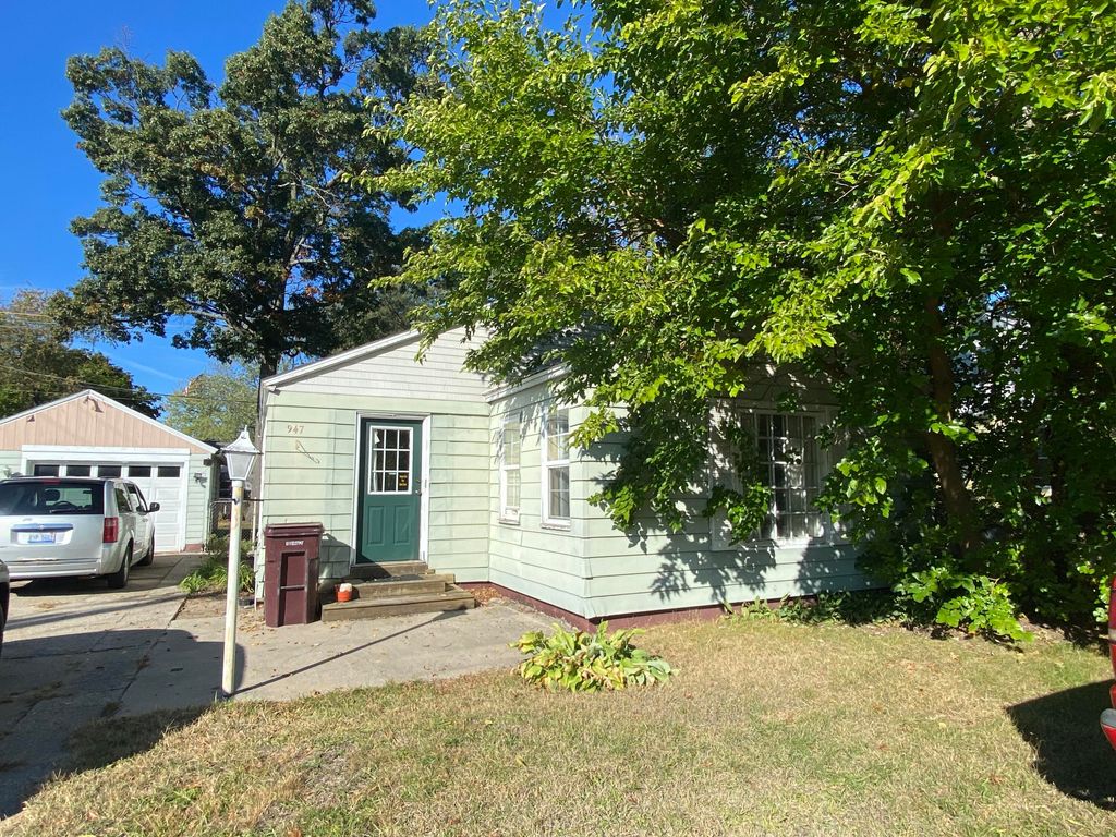 Photo of 947 Carlton Street, Muskegon, MI 49442 (MLS # 25052922)