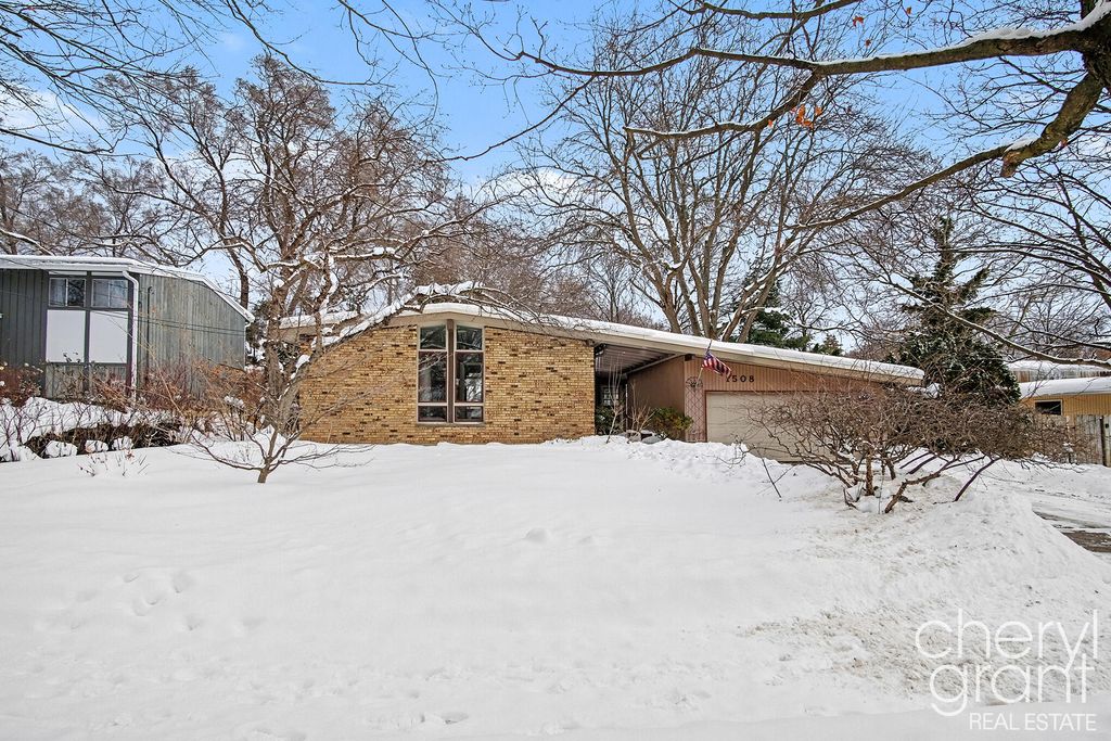 Photo of 1508 Pinecrest Avenue SE, Grand Rapids, MI 49506 (MLS # 26005184)