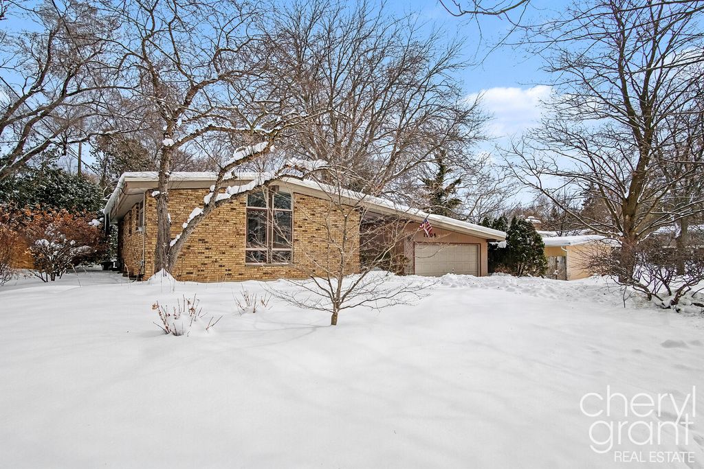 Photo of 1508 Pinecrest Avenue SE, Grand Rapids, MI 49506 (MLS # 26005184)