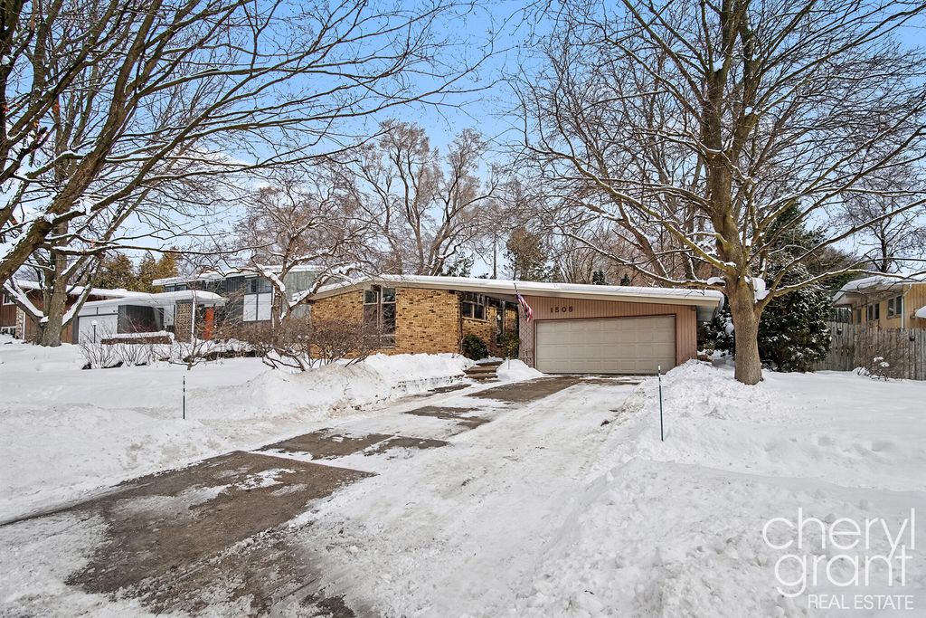 Photo of 1508 Pinecrest Avenue SE, Grand Rapids, MI 49506 (MLS # 26005184)
