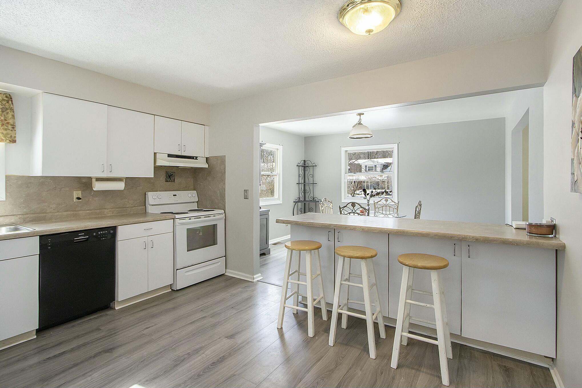 Portage, Michigan 49024, United States, 4 Bedrooms Bedrooms, ,3 BathroomsBathrooms,Residential,Pending,78197