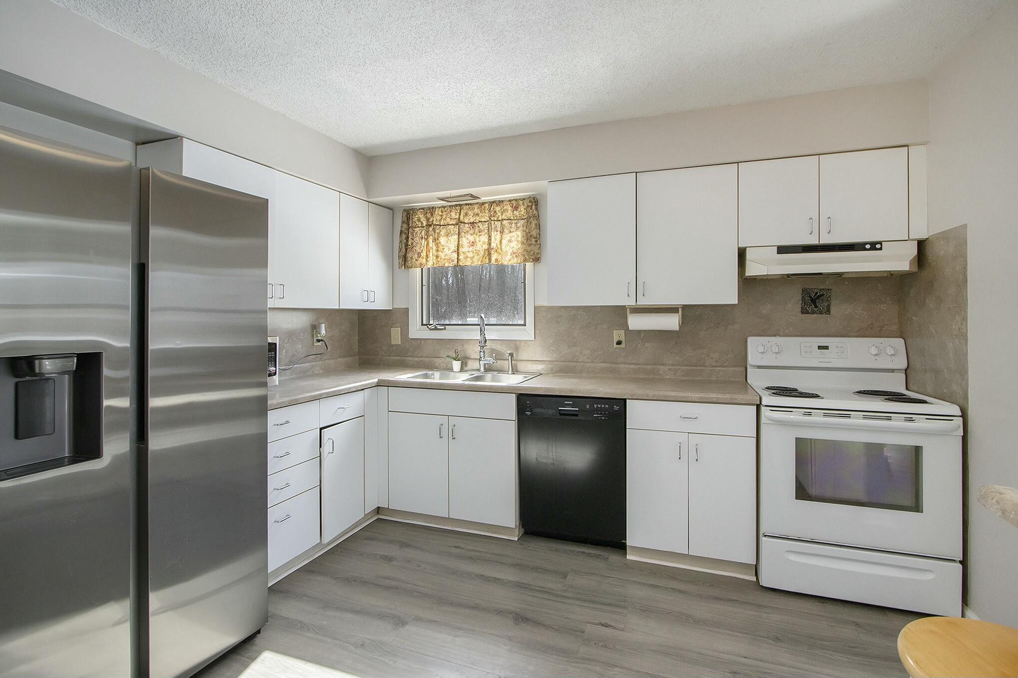 Portage, Michigan 49024, United States, 4 Bedrooms Bedrooms, ,3 BathroomsBathrooms,Residential,Pending,78197