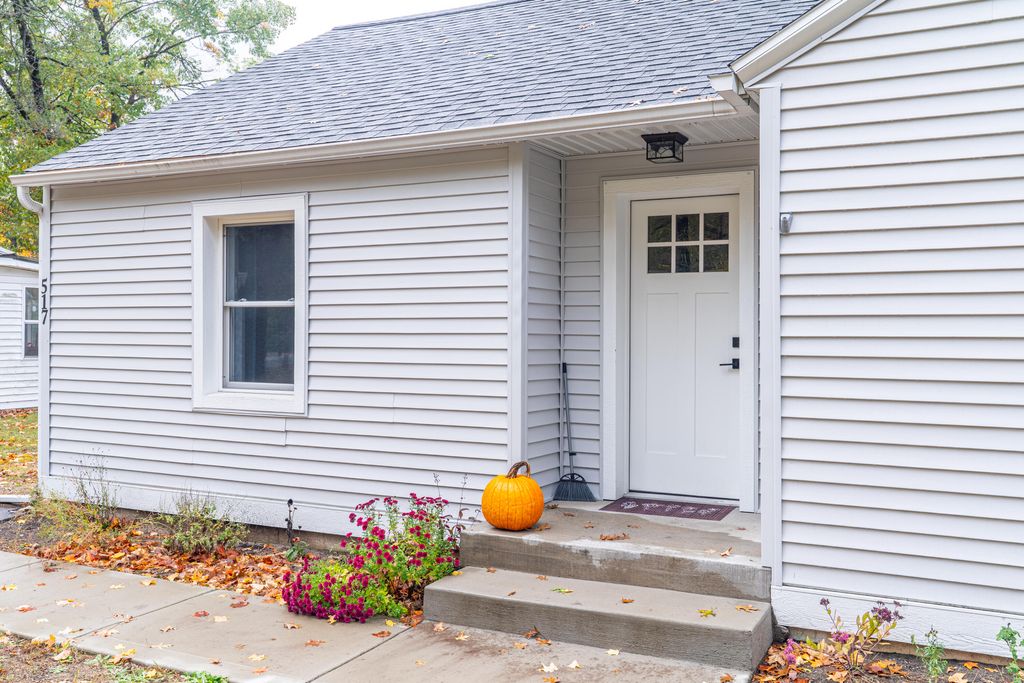 Photo of 517 S Sheridan Drive, Muskegon, MI 49442 (MLS # 25054656)