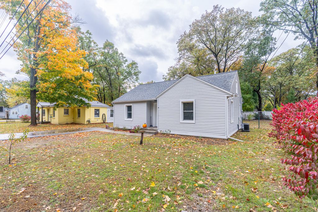 Photo of 517 S Sheridan Drive, Muskegon, MI 49442 (MLS # 25054656)