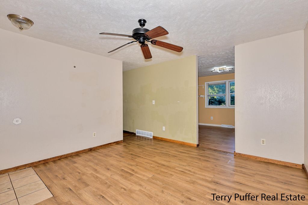 Photo of 517 Allen Avenue, Muskegon, MI 49442 (MLS # 25049230)