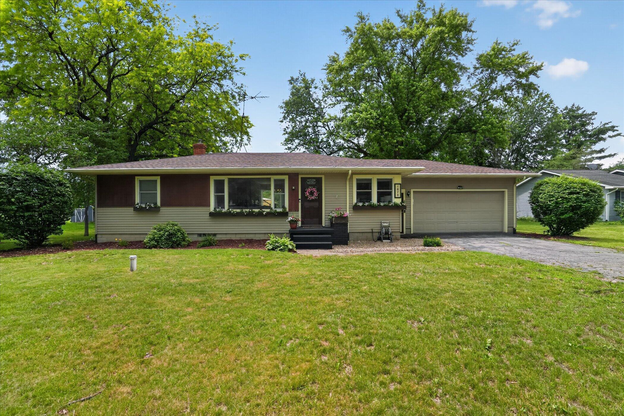 Photo 1 of 40 — 1878 E Clinton Trail, Charlotte, MI 48813