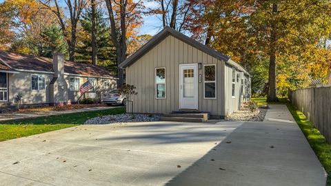 Photo of 112 Iroquois Place, Cadillac, MI 49601 (MLS # 25055447)