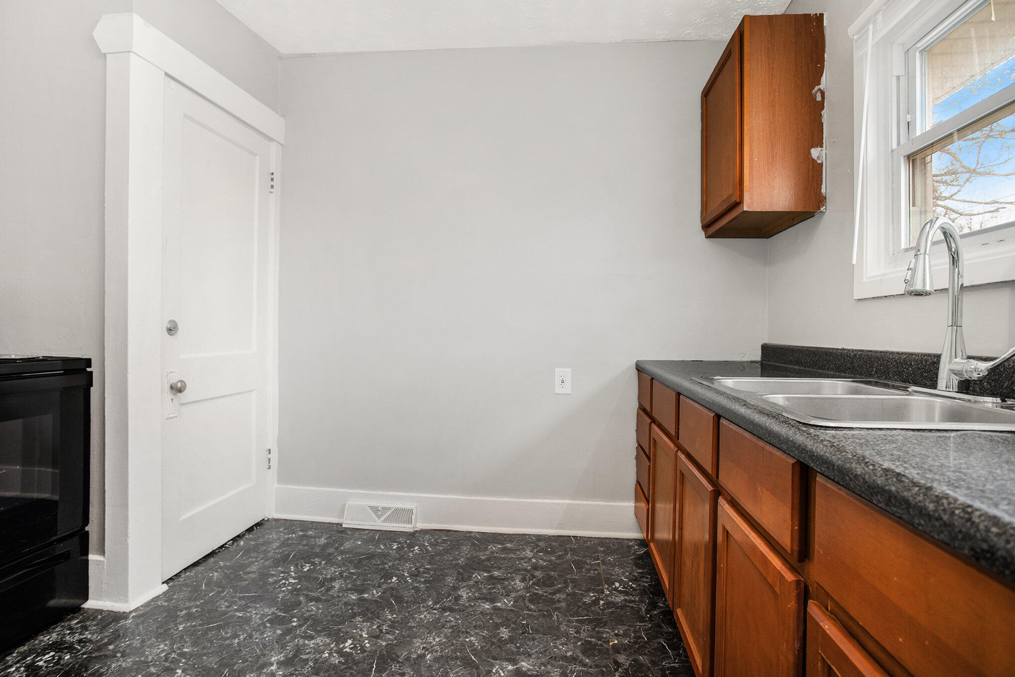 Battle Creek, Michigan 49017, United States, 2 Bedrooms Bedrooms, ,1 BathroomBathrooms,Residential,Pending,95076